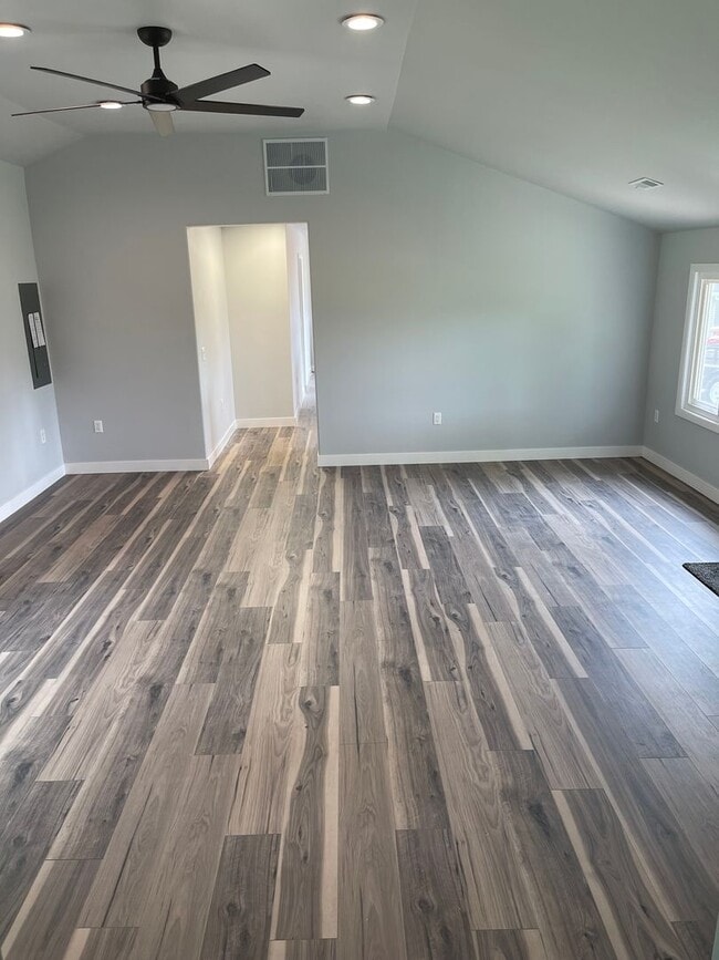 Building Photo - 4 Bedroom Home on 4 Acres, Crown Point Schools!