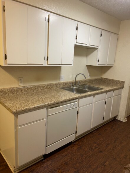 Building Photo - 6841 S Creek Dr