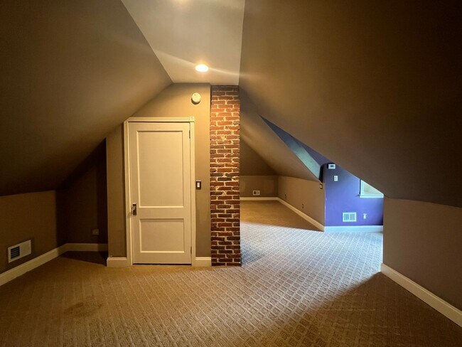 Building Photo - Great Home close to Downtown