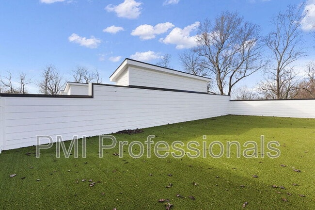 Building Photo - 231 S Bilbro Ave