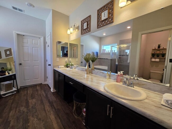 Building Photo - GORGEOUS 4-Bedroom, 3-Bathroom Pool Home, ...