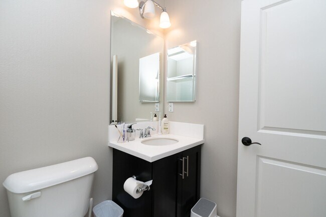 Building Photo - 3 Bedroom Townhome in the Veridian Community of Del Sur