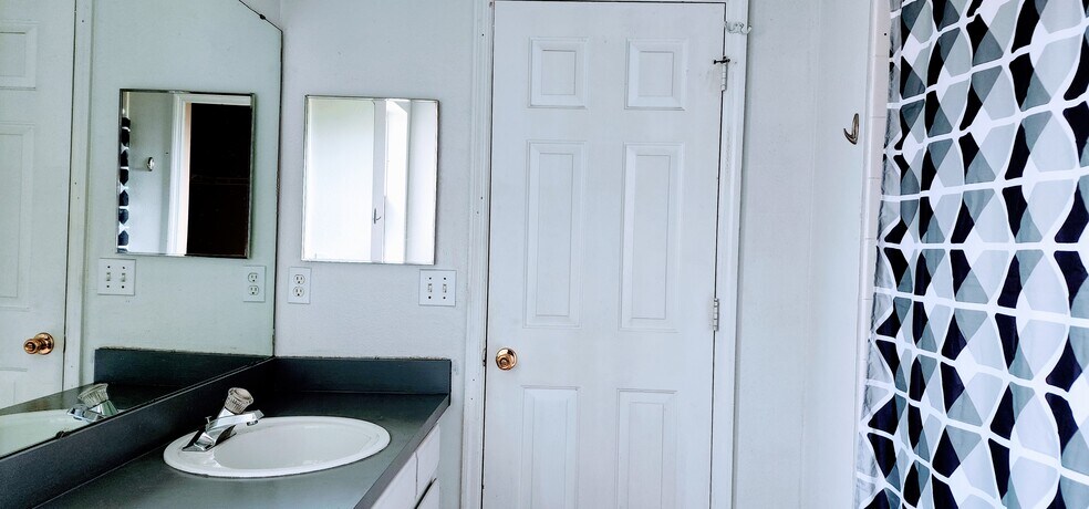 Master bathroom - 4002 Bolinas Ct