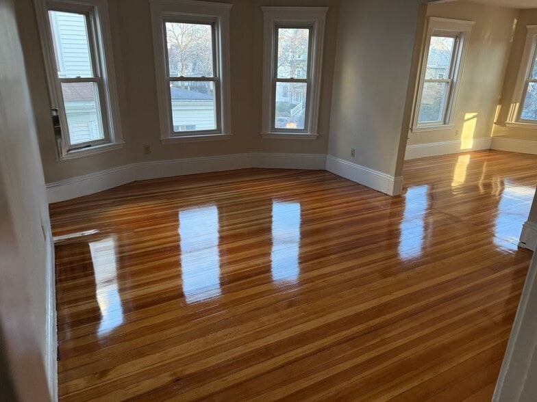 Building Photo - 592 Salem St