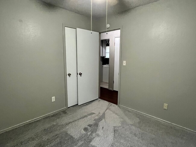 Building Photo - Beautiful Remodeled Mustang Home!