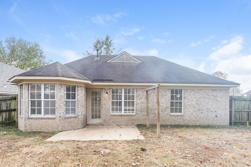 Building Photo - 4230 Ravenwood Dr N