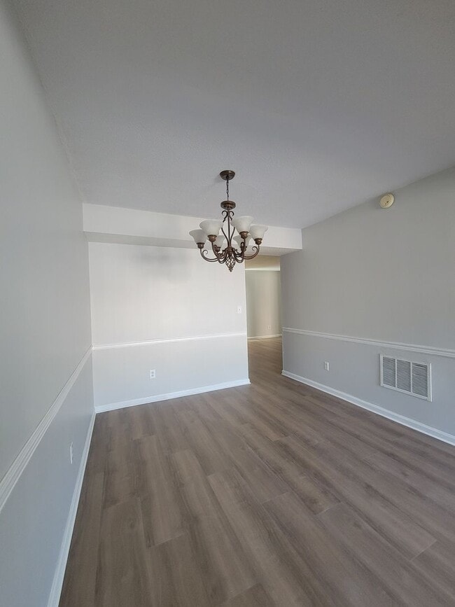 Building Photo - 4 bedroom 2.5 bathroom townhouse