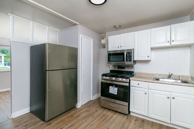 Building Photo - "Charming 3-Bedroom Gem with Cozy Living Space in Saint Louis!"