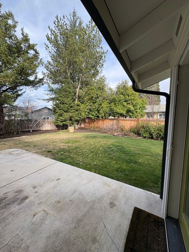 Building Photo - 4 Bed 2 Bath House Modern Comfort Meets En...