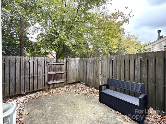 Building Photo - 1207 Green Oaks Ln