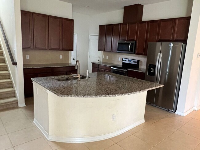 Building Photo - 5 Bedroom 4 Bathroom Family Home at Windst...