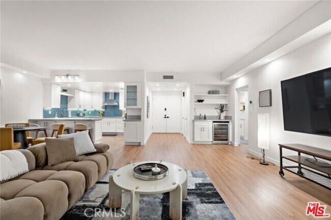 Building Photo - 321 S San Vicente Blvd