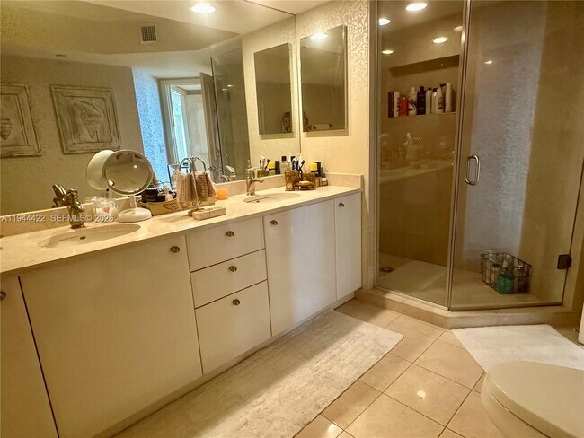 Building Photo - 16500 Collins Ave