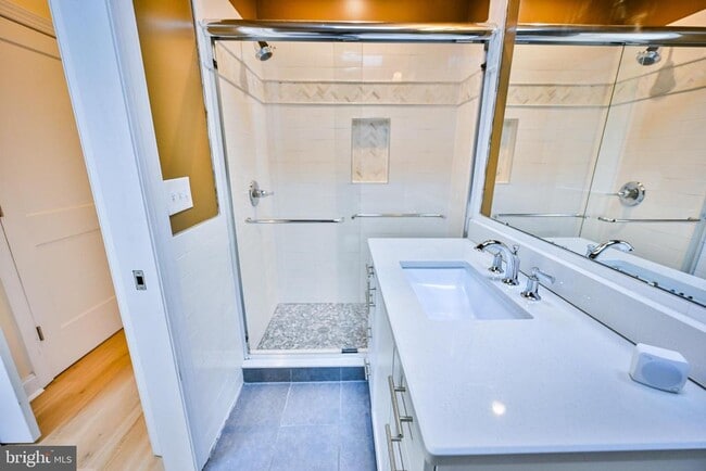 Building Photo - 907 Stiles St