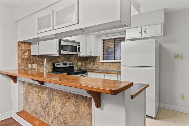 Building Photo - 3636 Greenacres Blvd