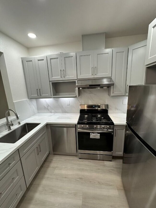 Building Photo - Nor Cal Realty Inc, 3 bedroom 3 bath townhouse with 2 car garage