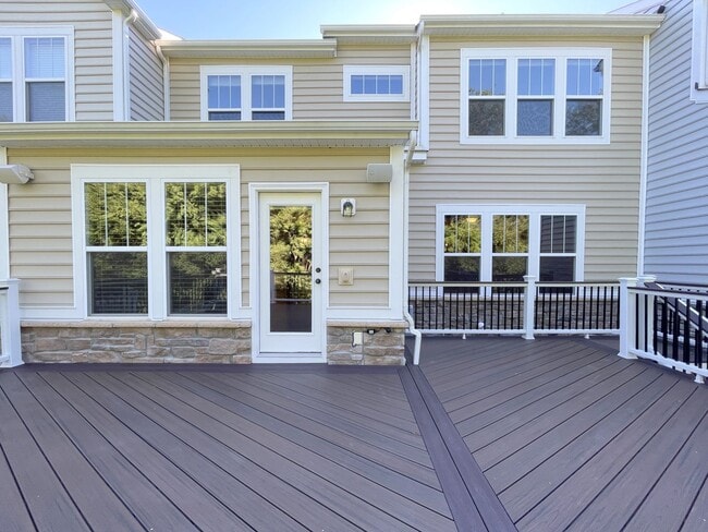 Building Photo - Spectacular 4 Bed 3.5 Bath Townhouse In Br...