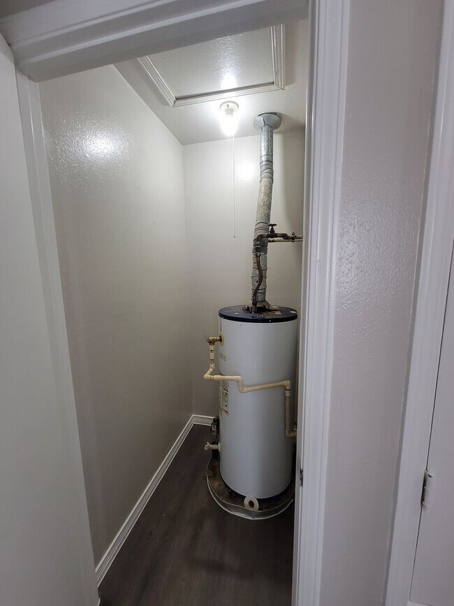 Building Photo - 4 Bedroom 2 bathroom