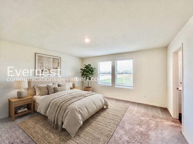 Building Photo - 5 Bed/3 Bath Home with Fenced Yard & Garage / Pet-Friendly / Available Now!