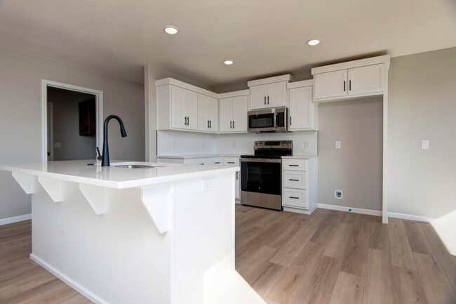 Building Photo - 861 S Parkside Cir