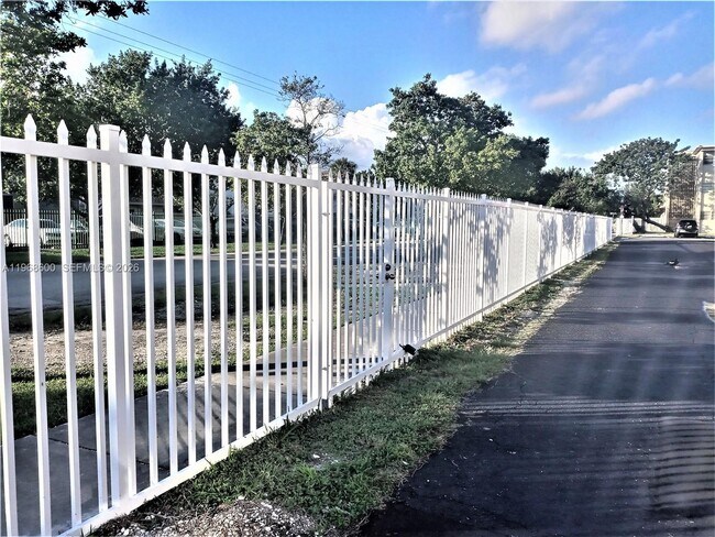 Building Photo - 16801 NE 14th Ave