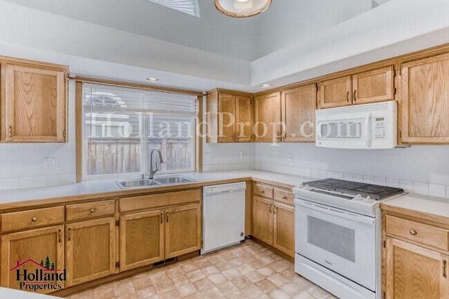 Building Photo - Pet-Friendly Hillsboro Home with Brand New Carpets and Fresh Paint!