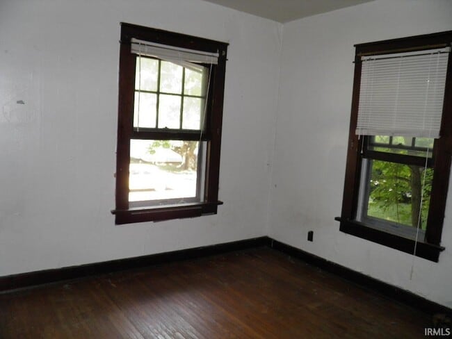 Building Photo - 551 S Washington St