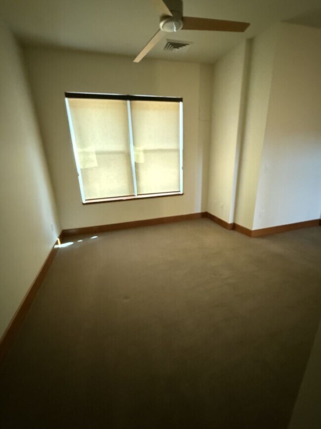 Building Photo - Luxury Apartment