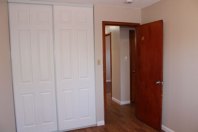 Building Photo - Three Bedroom, One Bathroom House in San P...