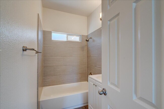 Building Photo - Golden Hill 2 Bed / 1 Bath/ 2 Parking Spac...