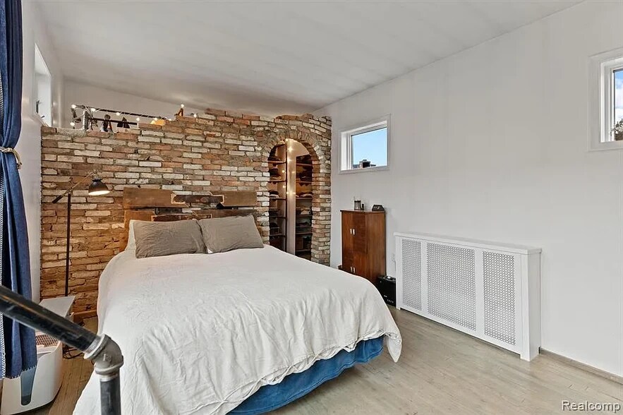 Building Photo - 5766 Trumbull St