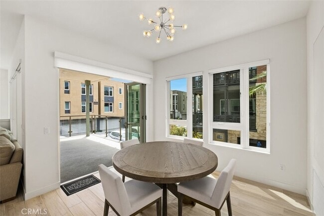 Building Photo - 765 Doheny Way