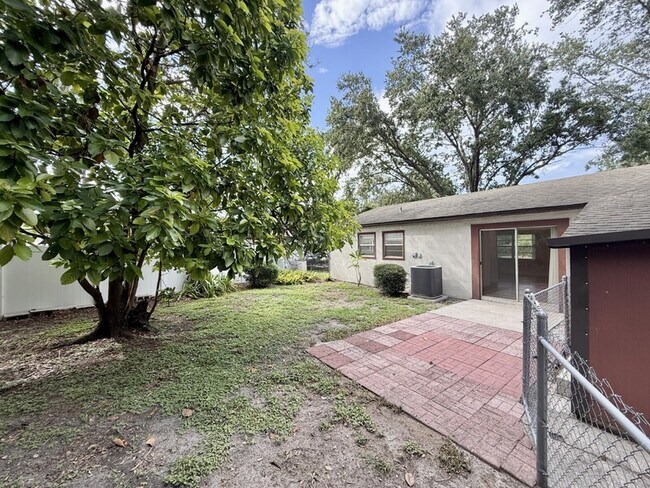 Building Photo - 1502 W Country Club Dr