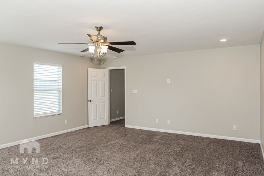 Building Photo - 3225 Lakeland Dr SW