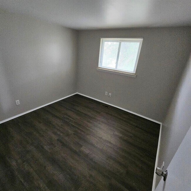 Building Photo - 4 bedroom, 2.5 bath, 2 car garage colonial...