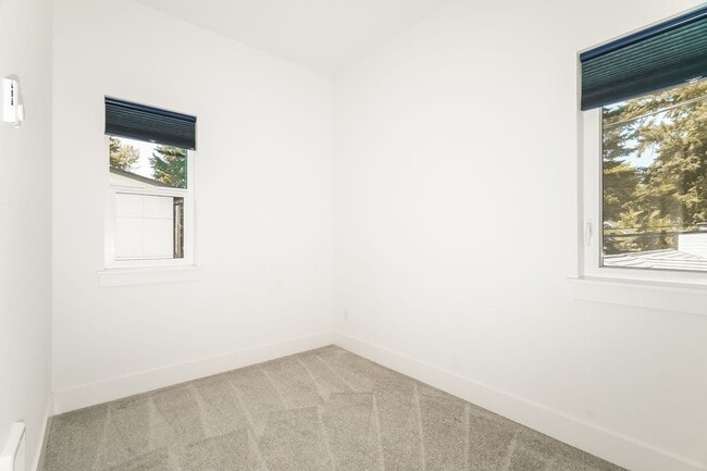 Building Photo - Bright and Beautiful Burien Home with Modern Comforts