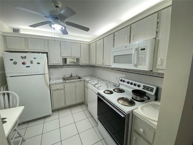 Building Photo - 100 Bayview Dr
