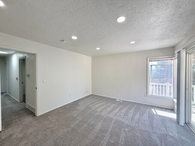 Building Photo - Open House June 20th | 3 Bedroom Townhome in Holladay