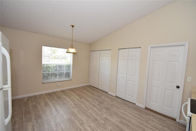 Building Photo - 15 White Deer Ln