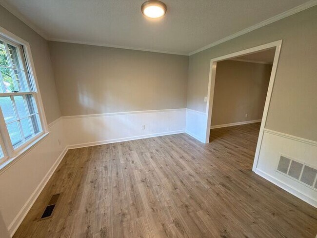 Building Photo - 3 Bedroom 2 Bath Ranch