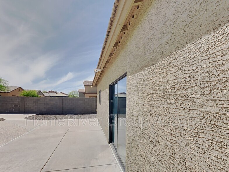 Building Photo - 1111 W Carson Rd