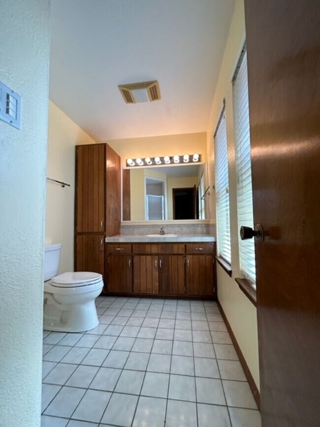 Building Photo - Large and Spacious 3 Bed Home! Mesa & Zia School District!