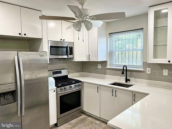 Building Photo - 5901 Middleton Ln