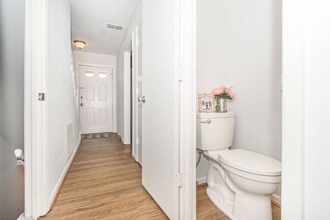 Building Photo - Charming 3 Bed 3.5 Bath Townhome