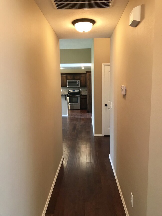 Building Photo - Beautiful home in West Springfield available Now