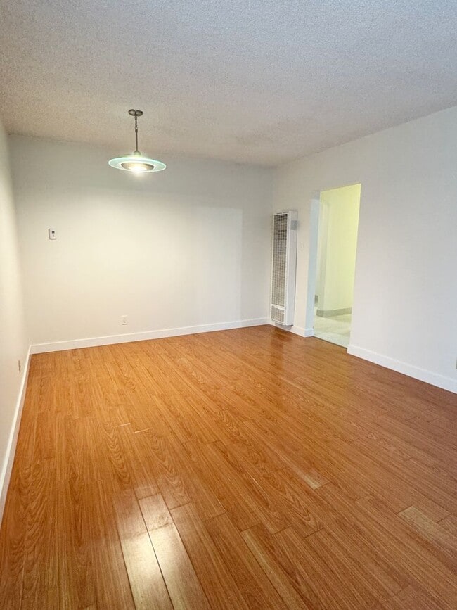 Building Photo - Charming 3-Bedroom Front Home only in Lakewood