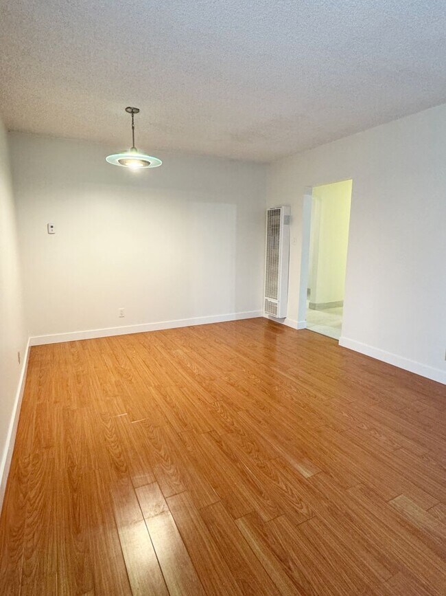 Building Photo - LIMITED TIME RENT SPECIAL!! Charming 3-Bedroom Front Home only in Norwalk