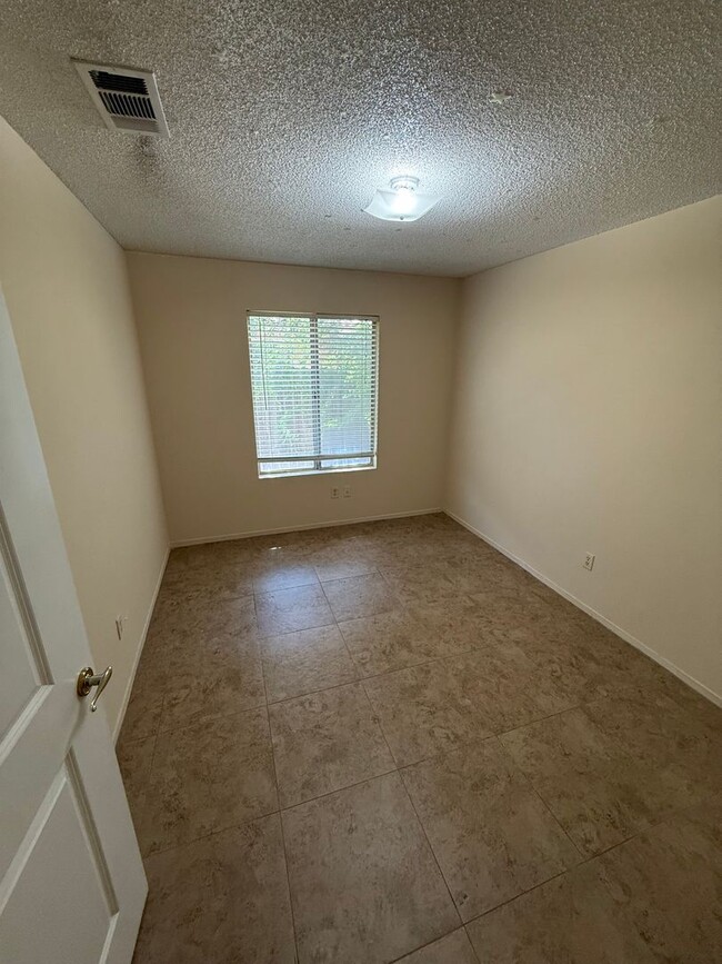 Building Photo - 3 Bed 2 bath in Southwest Bakersfield