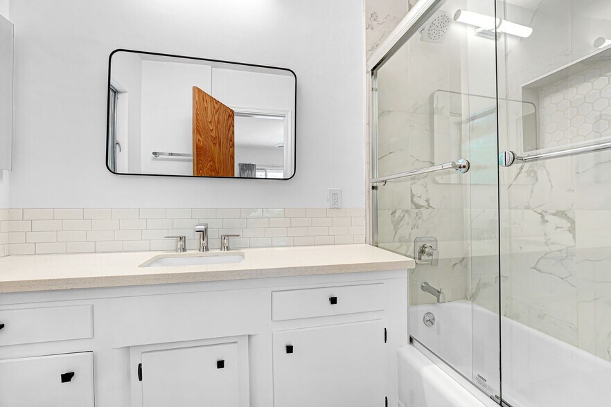 Building Photo - 555 Amalfi Dr