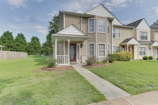 Building Photo - Updated 3-Bedroom Yorktown Townhouse with Private Yard and Community Amenities